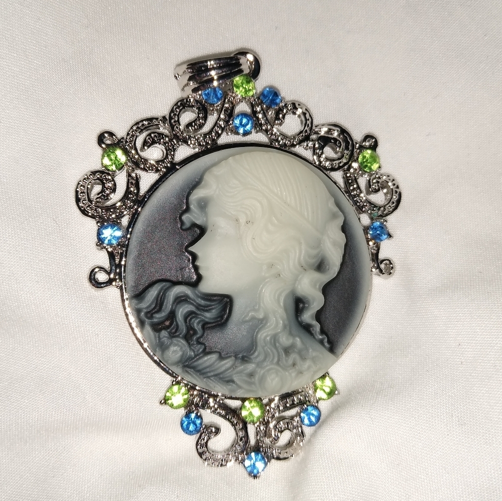 Cameo pendant with stones